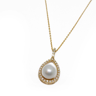 Gold Pendant: Culture Pearl and Diamonds